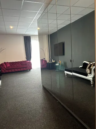 Firstclass Event & Hotel Отели рядом с достопримечательностью «Indoor Sport»