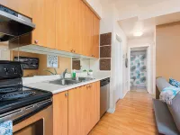 Cozy 1 Bedroom Townhouse Hotels near Lisgar