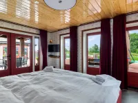 บ้านพักตากอากาศในฟรีสลันด์ ใกล้คลองและทะเลสาบ โรงแรมใน