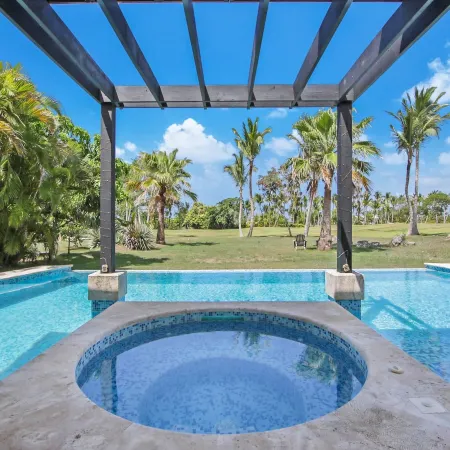 Luxury Golf Villa in Bavaro (Cocotal Palma Real) – Pool, Jacuzzi, Staff