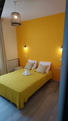 CAFE DE PARIS Hotels in Jau-Dignac-et-Loirac