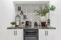 에이스 익스피리언스, 2개의 마스터룸, 온수 수영장, 온수 욕조