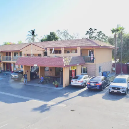 Super 8 by Wyndham Visalia