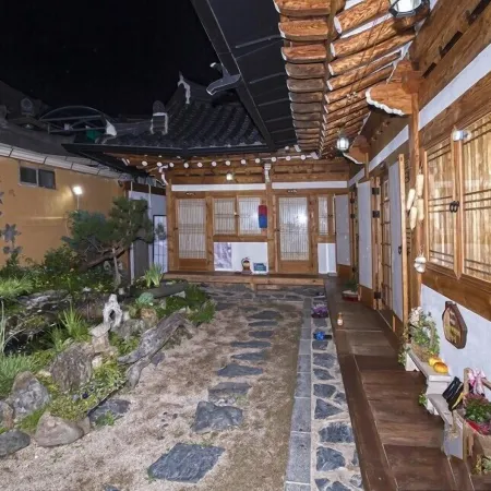 Happiness Full Hanok Guesthouse Отели рядом с достопримечательностью «Традиционный дом Хакиндан»
