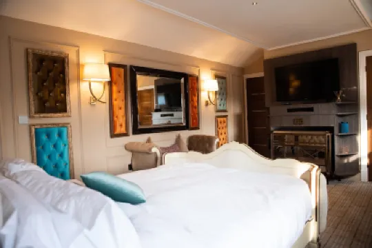 Domo Boutique Hotel Hotels near Mayfair Suite
