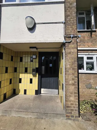 Room in Guest Room - Charming London Guest Room with Garden BBQ