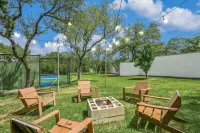 Sparkling Pool and Outdoor Kitchen - Luxurious Entertaining Haven Отели рядом с достопримечательностью «Saint Stephens Episcopal School Football Stadium»