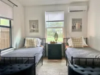 Cozy Living Space with Full Kitchen and Outdoor Courtyard - Vibrant Oasis 트래비스 카운티 호텔