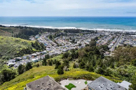 Stunning 2BR w/Ocean, Mountain & Sunset Views