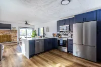 Lakefront Retreat - Cozy Fireplace, Lake View, Dock & Kayaks