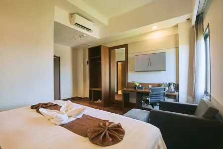 Horison Ultima Sayaga Cibinong Отели в г. Сибинонг