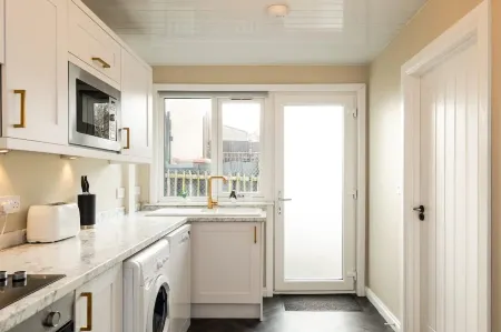 3 Bed House with Driveway