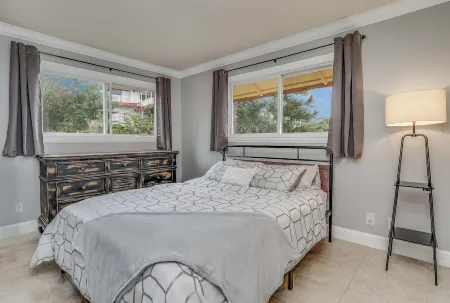 Beautiful conveniently located 2-bedroom ocean view home in Kailua-Kona. Отели рядом с достопримечательностью «Kaloko-Honokohau National Park»