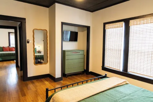 Waco family stay w/ pickle ball court