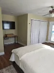 Charming 1-bedroom carriage house in delightful Charlestown with WiFi, AC