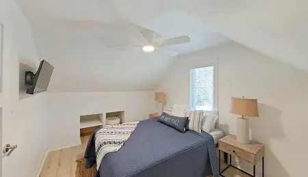 2-bedroom house on Strawberry Lake in Pinckney, MI with hot tub, WiFi.