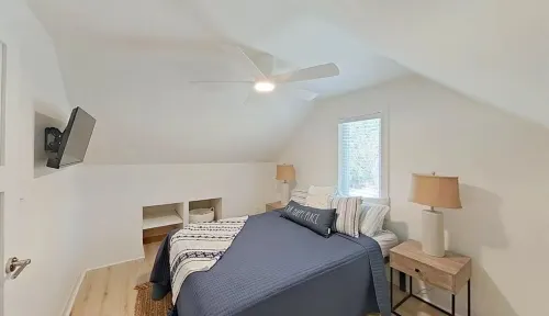 2-bedroom house on Strawberry Lake in Pinckney, MI with hot tub, WiFi.