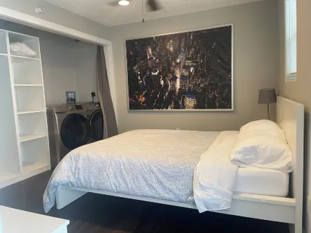 Cute Modern Apartment in Downtown Omaha Отели рядом с Аэропорт Эпплей-Эйрфилд