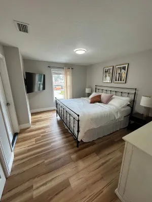 Art Deco 3 bedroom 2.5 bath minutes to DT St.Pete and Beaches