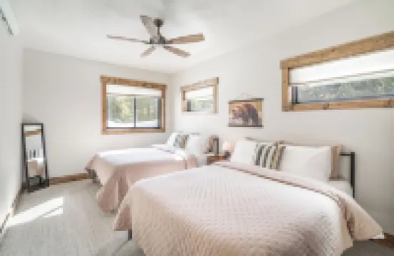 Yellowstone Luxury Cabin, Hot Tub, Game Room,EV Hookup,Massive Deck,5Bed/3.5Bath