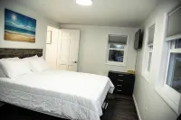 Charming 3 Bed Lake House in Wonderful Dowling with AC, WiFi, Dock, and Kayaks.