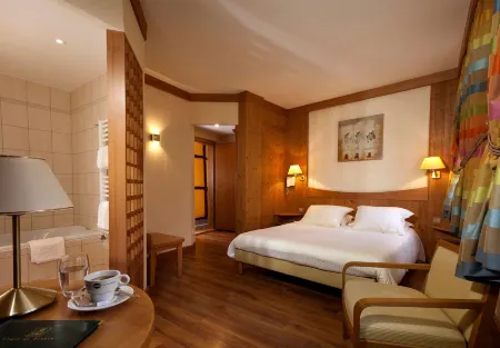 Logis Hôtel de la Tour Отели в г. Сент-Круа-Окс-Мин