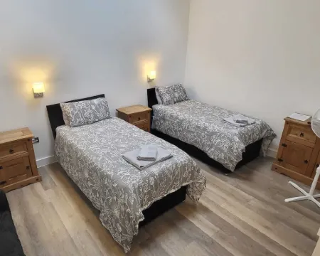Deepcut Lodge Bed & Breakfast Self Service Hotels in Deepcut