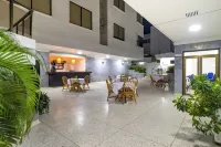 Hotel Axis Inn by GEH Suites - breakfast