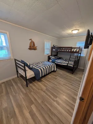 Charming 2-bedroom cottage in tranquil Prudenville with WiFi, AC