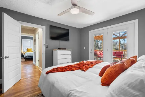 Cottage 300 yards to Oaklawn Casino!