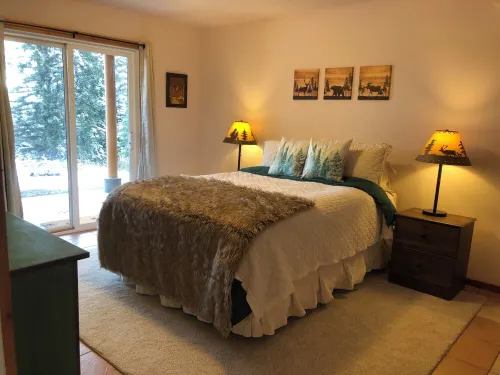 Cabin in the woods, with lake view and hot tub