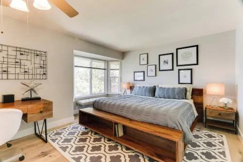 CHARMING 3 BEDROOM LAKE FRONT HOUSE WITH FAST WIFI IN DISCOVERY BAY