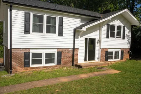 Charming 4-bedroom house with AC and WiFi in Winston-Salem