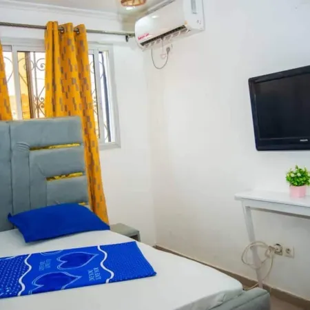 2 Bed Apt Sleeps 5 - WiFi Parking Balcony