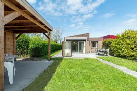 Bungalow in Callantsoog Near Sandy Beach Отели в г. Callantsoog