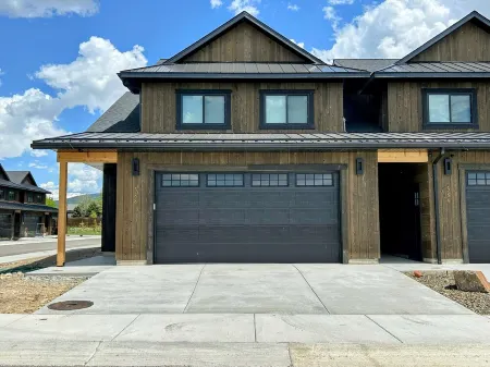 Modern Gem • 2 Kings • Bunks • Hot Tub • Walkable to Driggs • Mountain Views