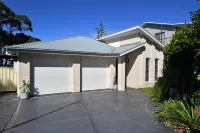 Sleeps 11. All linen and towels provided. Pets welcome. Lovely house.