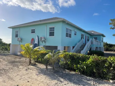 Waterfront 3-bedroom 3-Bath / AC / WiFi /BoneFish / gorgeous North Caicos TCI.