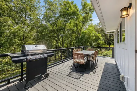 Charming 3-Bedroom Home - Power, Water, Fast WiFi, Firepit, Grill - 25m to AVL Отели рядом с достопримечательностью «Блу-Ридж-Паркуэй»