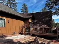 Beautiful cabin, stunning view, spacious deck. Price includes cleaning fee, etc. Hotels in Pine