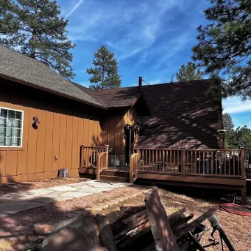 Beautiful cabin, stunning view, spacious deck. Price includes cleaning fee, etc.