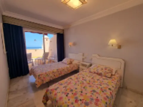 APARTMENT WITH SEA VIEWS AND FANTASTIC SUNSHINE