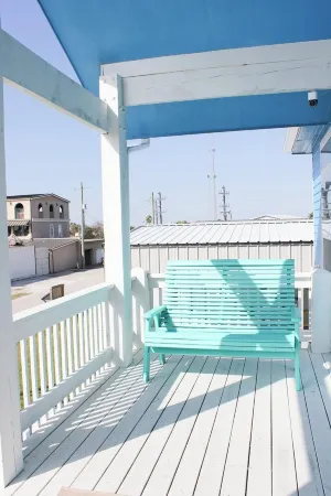 Beach Getaway at 2 Pelicans – Walk to the Water Отели рядом с достопримечательностью «Crystal Beach Spot»