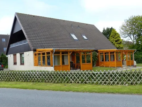 Holiday house with large garden, covered terrace, near the beach, Hotels in Stinteck