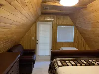 Beautiful cozy cabin w/hot tub 8 min from the lake and the village