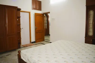 2-bedroom Villa/  Apartment/ Homestay in Chennai with WiFi, AC and Kitchen!