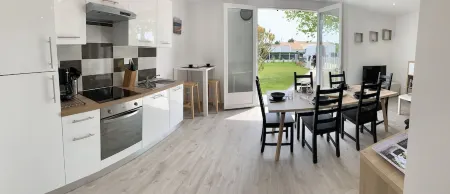 Walking distance to the beach 100 meters 5-person villa