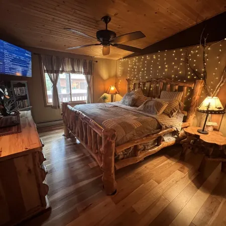 Lake View 2 Bedroom House on Lake Delton Resort. Beaches. Pool. Playground!