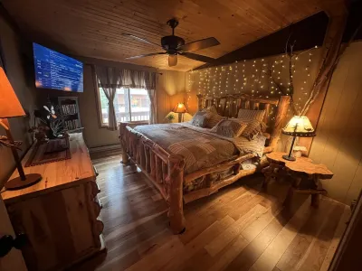 Lake-view 2-bedroom Cabin Home on Lake Delton Wisconsin Dells Hotels near Elusive Escape Rooms