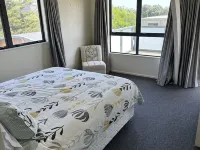 After Dune Delight 3 Bedroom, 2 Bathroom, fully fenced Home Hotels in Waitārere
